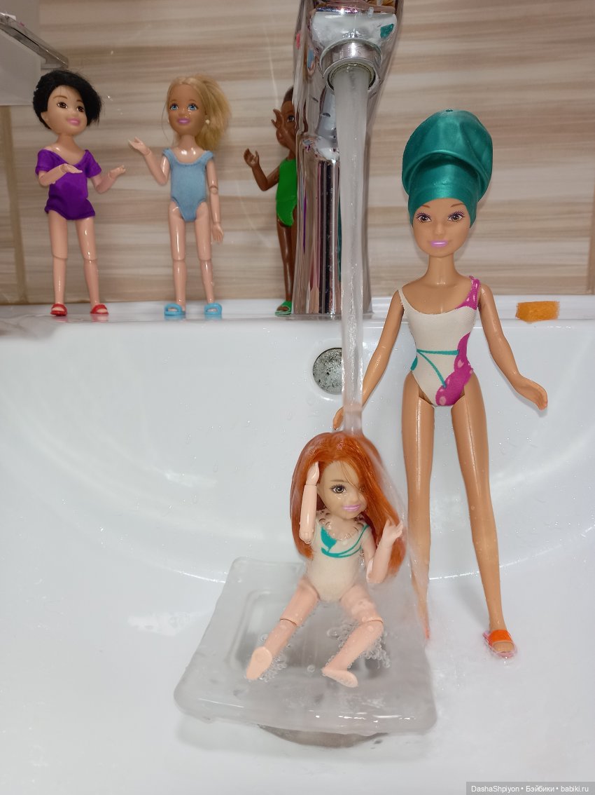 Купание компании 🛁🌊👩🏻‍🦰👱🏻‍♀️🧑🏻🧑🏾