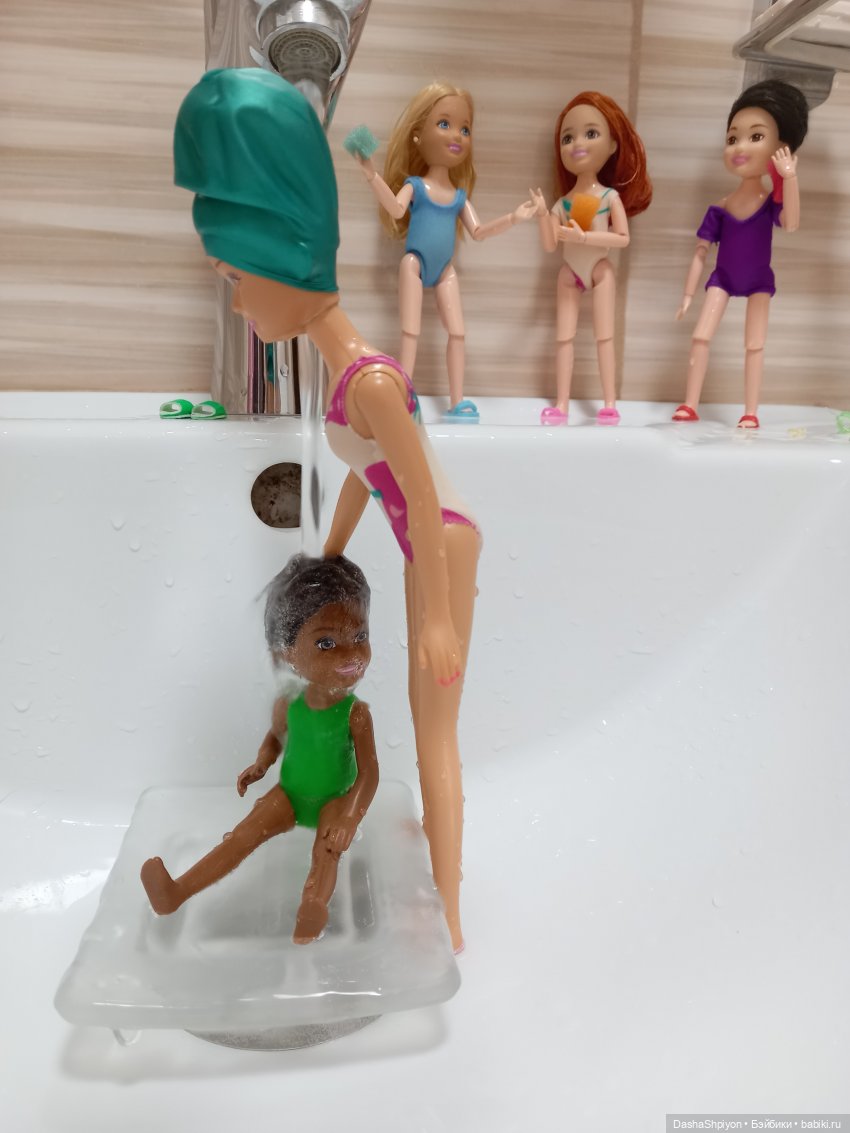 Купание компании 🛁🌊👩🏻‍🦰👱🏻‍♀️🧑🏻🧑🏾