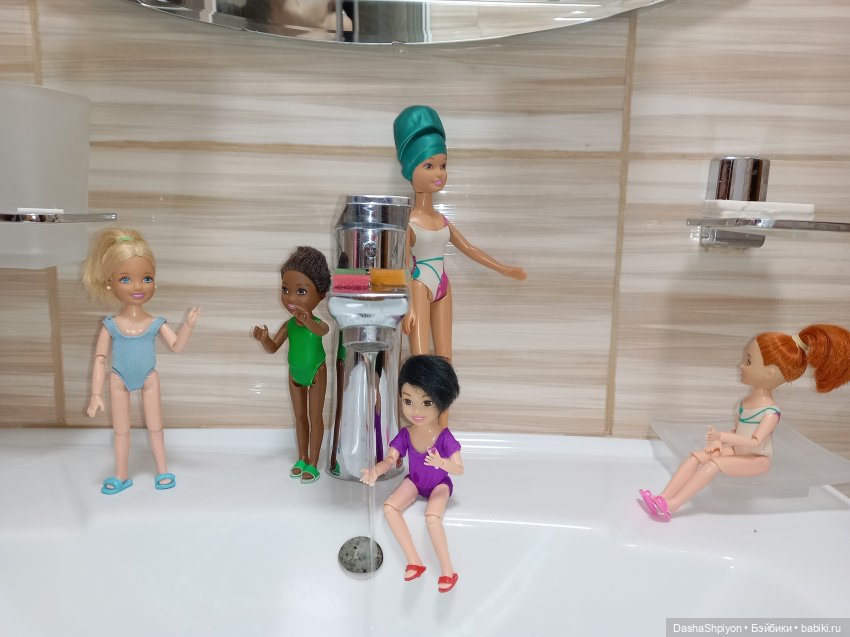 Купание компании 🛁🌊👩🏻‍🦰👱🏻‍♀️🧑🏻🧑🏾