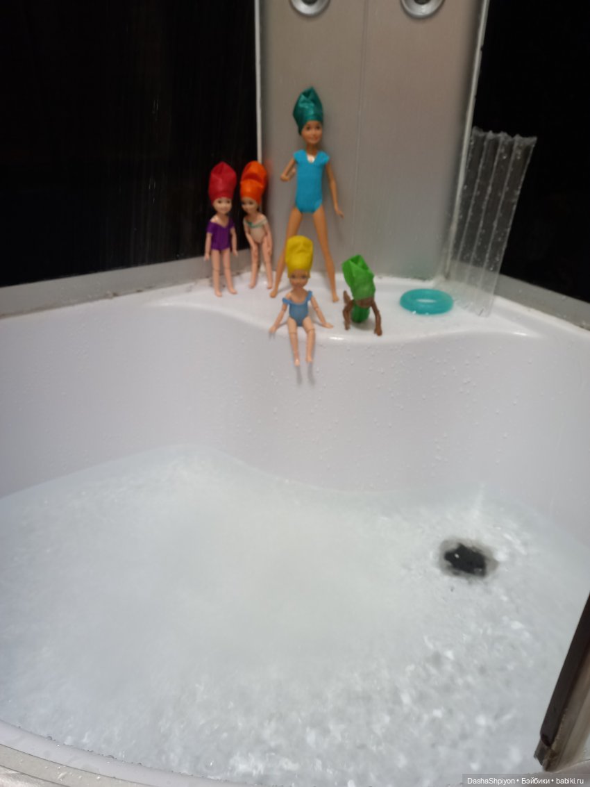 Купание компании 🛁🌊👩🏻‍🦰👱🏻‍♀️🧑🏻🧑🏾