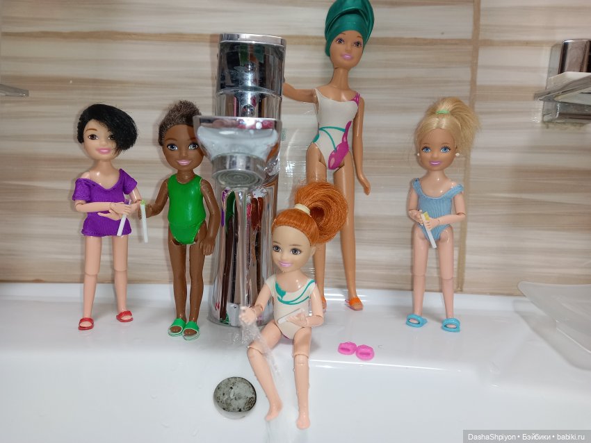 Купание компании 🛁🌊👩🏻‍🦰👱🏻‍♀️🧑🏻🧑🏾 (фото 8)