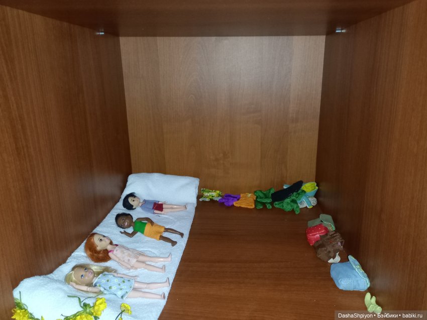 Купание компании 🛁🌊👩🏻‍🦰👱🏻‍♀️🧑🏻🧑🏾