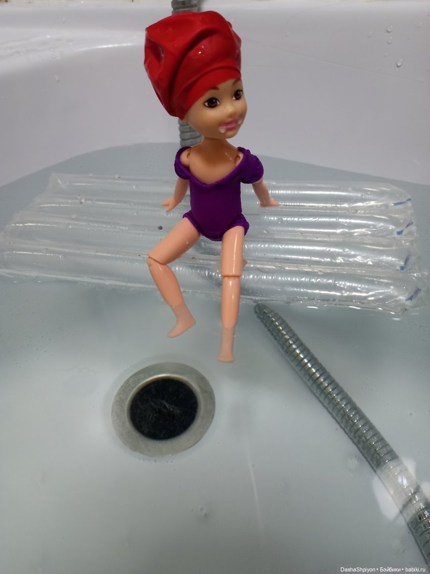 Купание компании 🛁🌊👩🏻‍🦰👱🏻‍♀️🧑🏻🧑🏾