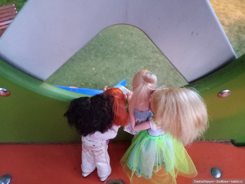 Прогулка во дворе 🎡🎪🌿🌅 — Куклы Barbie (Барби): Looks (фото 3)