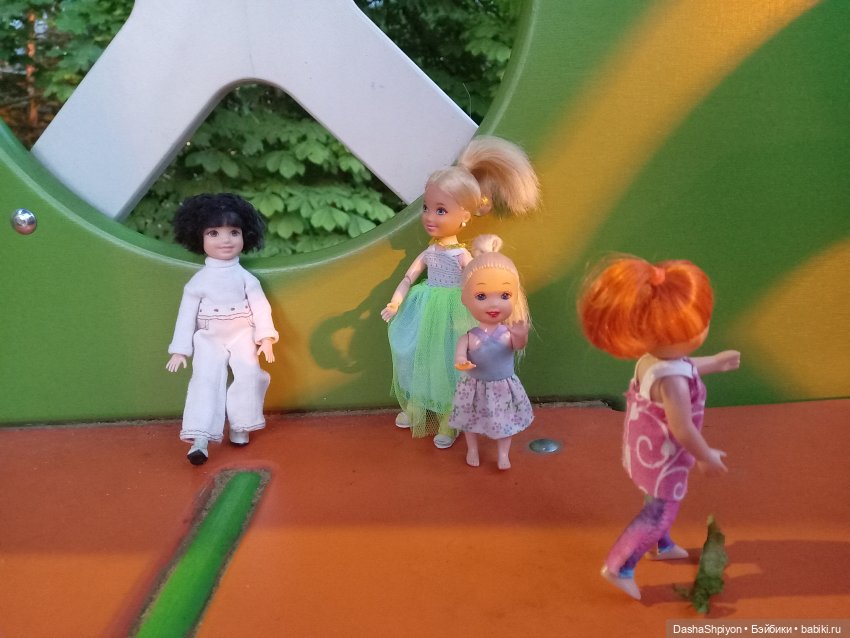 Прогулка во дворе 🎡🎪🌿🌅 — Куклы Barbie (Барби): Looks (фото 4)