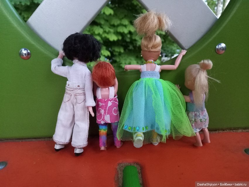 Прогулка во дворе 🎡🎪🌿🌅 — Куклы Barbie (Барби): Looks (фото 2)