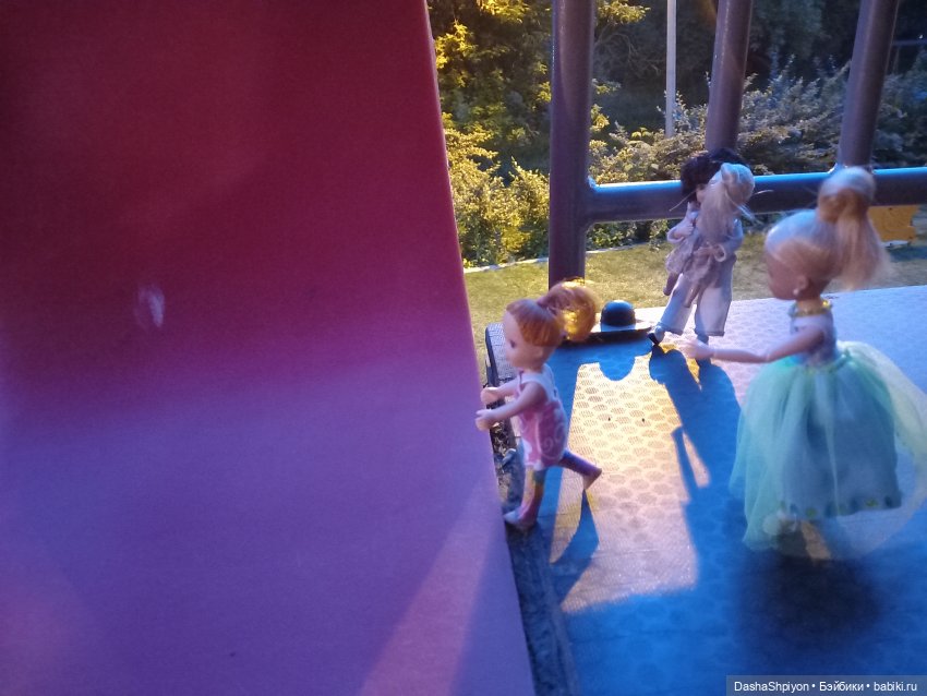 Прогулка во дворе 🎡🎪🌿🌅 — Куклы Barbie (Барби): Looks