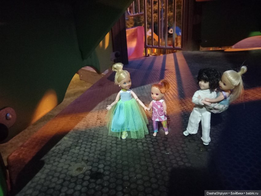 Прогулка во дворе 🎡🎪🌿🌅 — Куклы Barbie (Барби): Looks