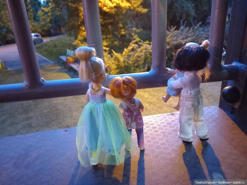 Прогулка во дворе 🎡🎪🌿🌅 — Куклы Barbie (Барби): Looks (фото 10)