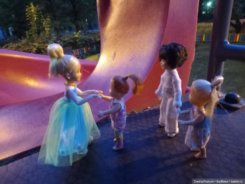 Прогулка во дворе 🎡🎪🌿🌅 — Куклы Barbie (Барби): Looks