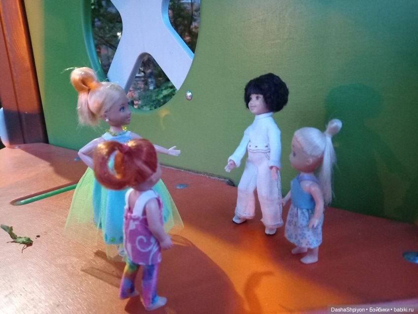 Прогулка во дворе 🎡🎪🌿🌅 — Куклы Barbie (Барби): Looks (фото 7)