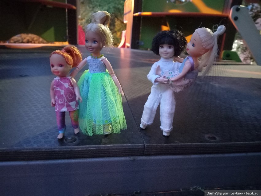 Прогулка во дворе 🎡🎪🌿🌅 — Куклы Barbie (Барби): Looks (фото 9)