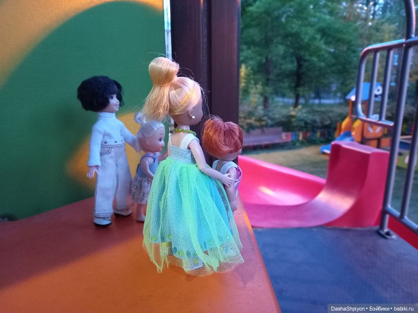 Прогулка во дворе 🎡🎪🌿🌅 — Куклы Barbie (Барби): Looks (фото 5)