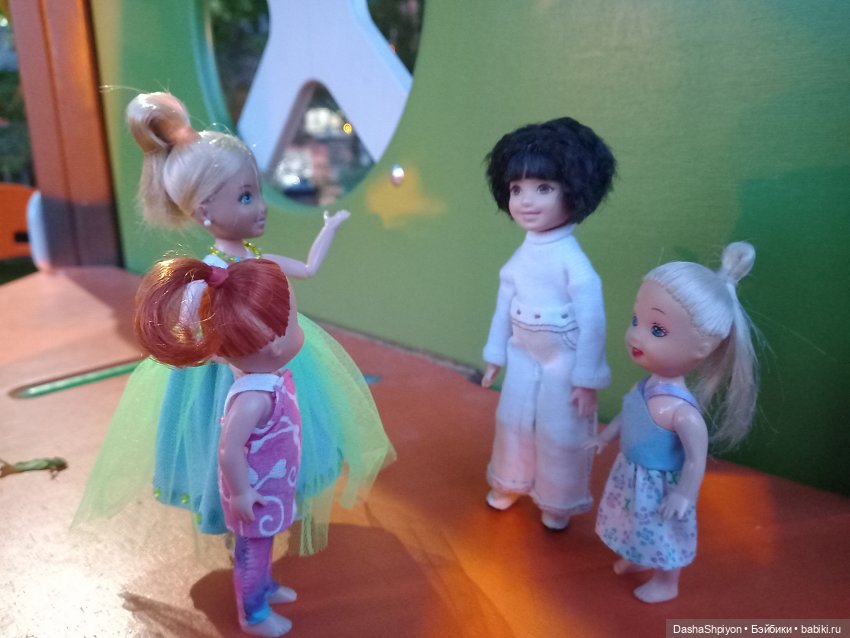 Прогулка во дворе 🎡🎪🌿🌅 — Куклы Barbie (Барби): Looks (фото 6)