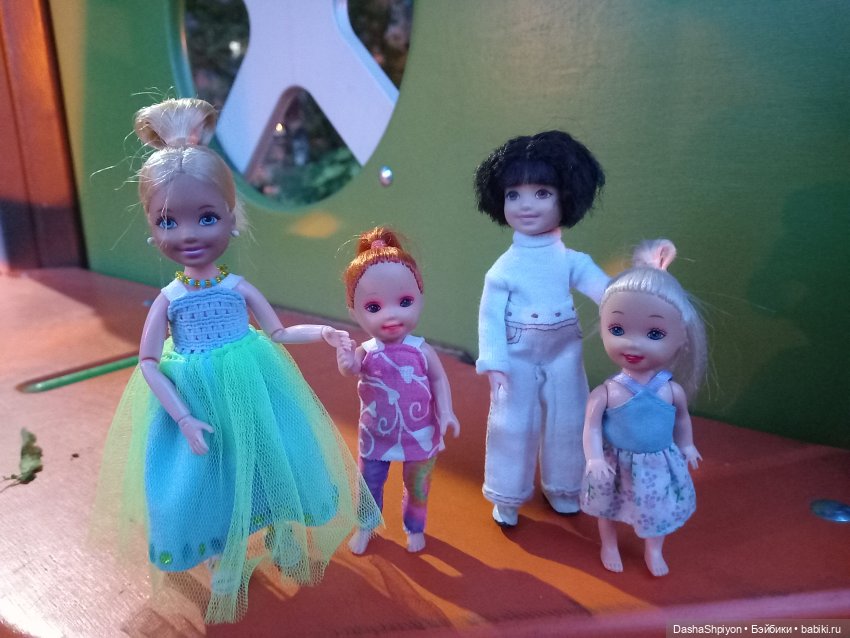 Прогулка во дворе 🎡🎪🌿🌅 — Куклы Barbie (Барби): Looks (фото 8)