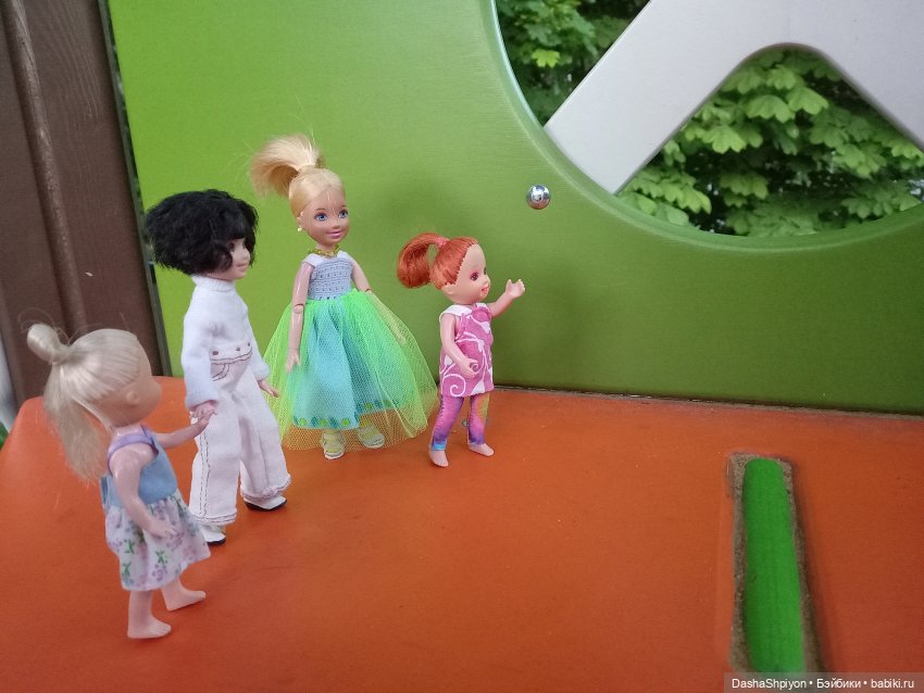 Прогулка во дворе 🎡🎪🌿🌅 — Куклы Barbie (Барби): Looks
