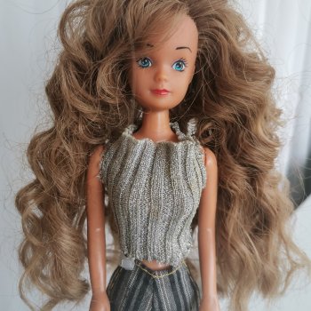 Белинда - моя первая кукла, которой я перепрошила волосы