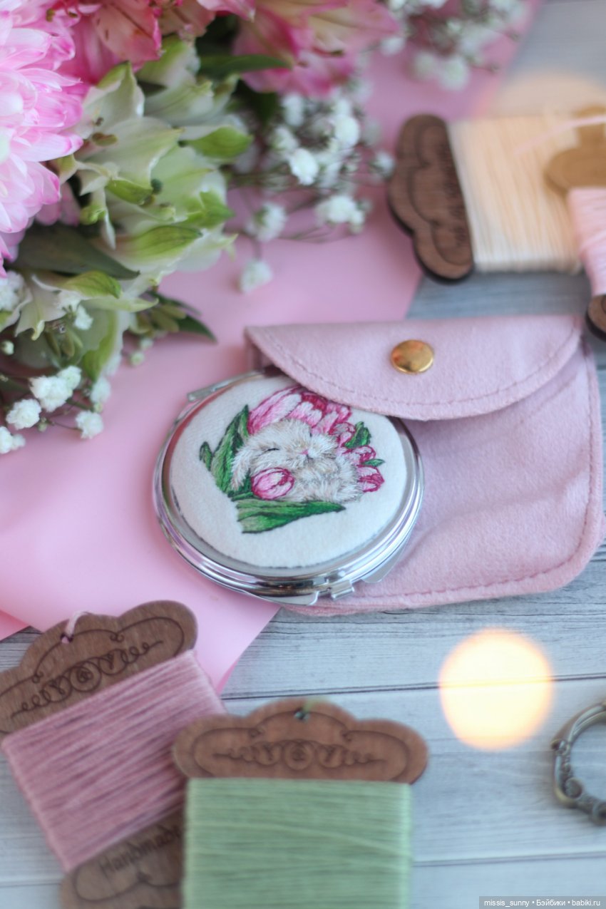 Карманное зеркало с вышивкой (фото 2)