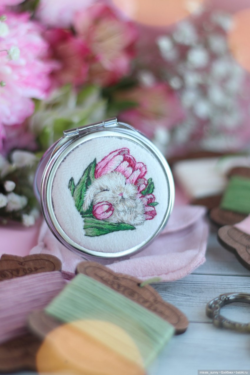 Карманное зеркало с вышивкой