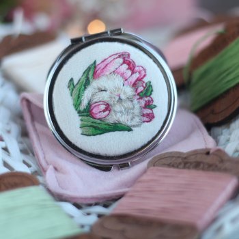 Карманное зеркало с вышивкой