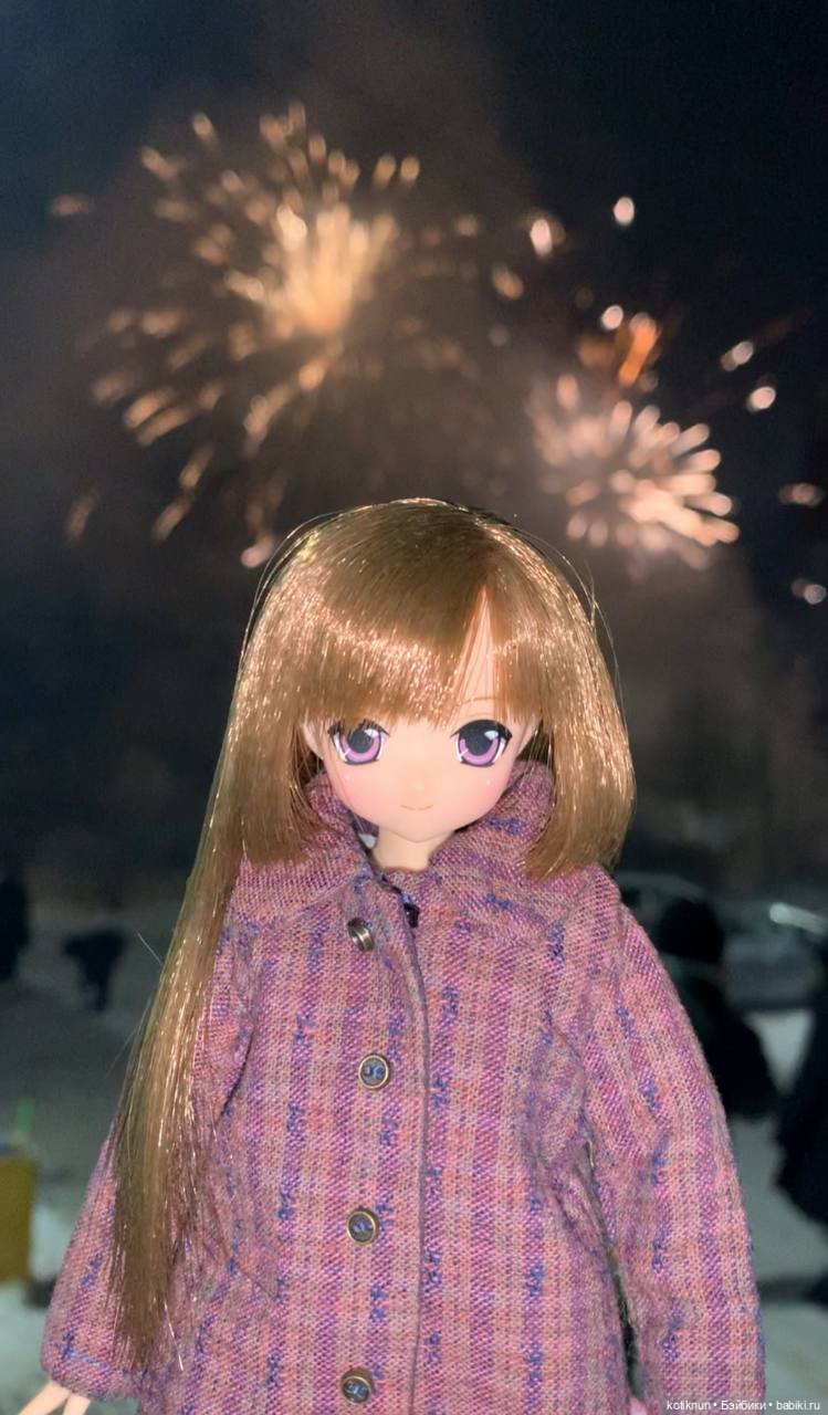 А вот я с Люсенькой вышла на улицу посмотреть салют