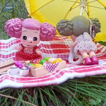 У девчонок пикник в лесу