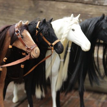 А есть ли у ваших кукол лошадки?))...Немного апгрейда - как я делала нашим коням презентабельный вид)))