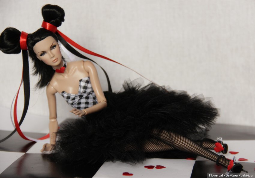 LOVE IS...Сыграть с ним в шахматы