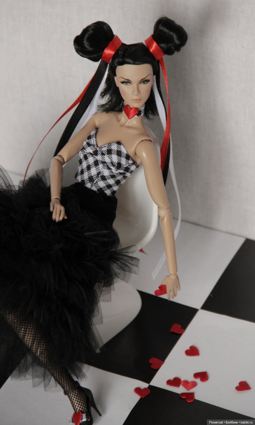 LOVE IS...Сыграть с ним в шахматы