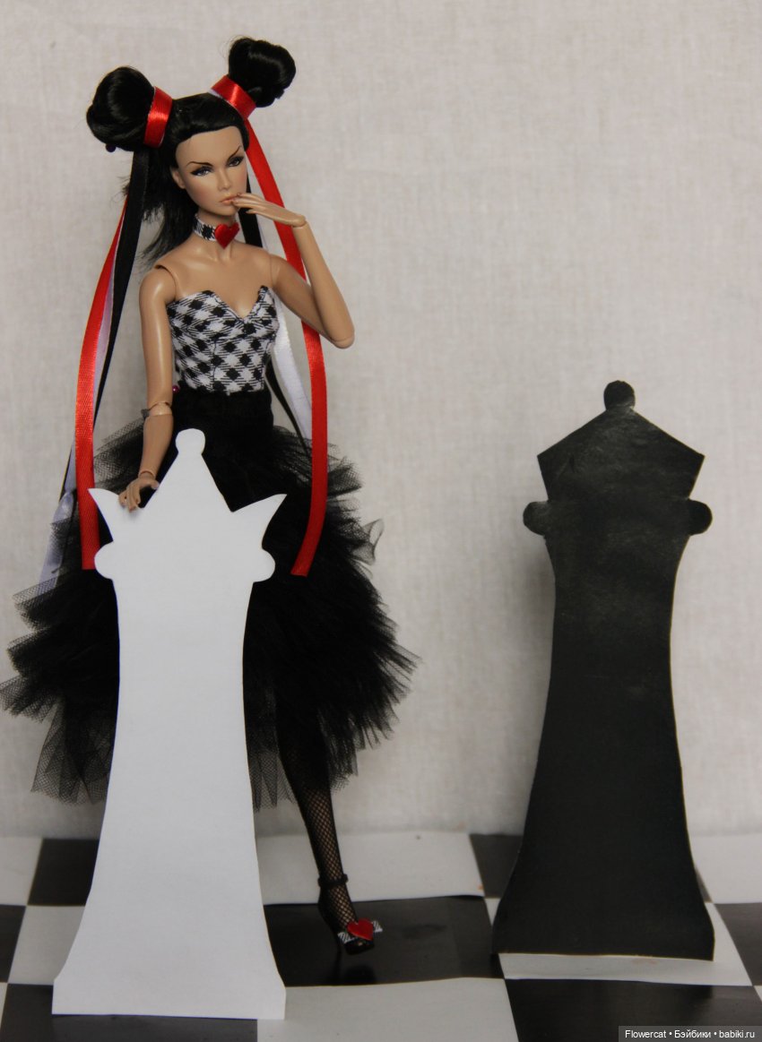 LOVE IS...Сыграть с ним в шахматы