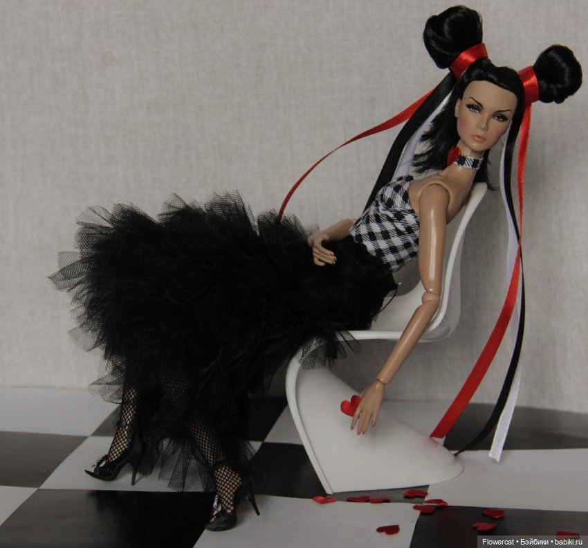 LOVE IS...Сыграть с ним в шахматы