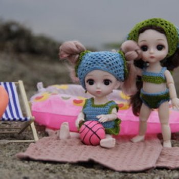 Малышки на пляже
