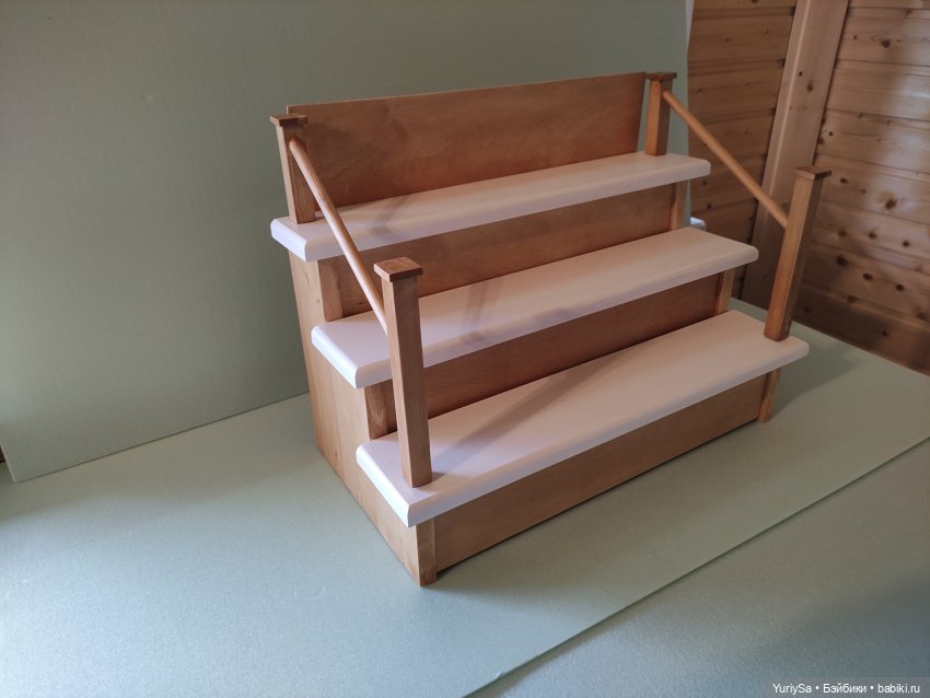 Постамент – это пьедестал, на котором она предстанет во всей красе.  Описание: материал:древесина хвойных пород, фанера.  краска:Aura- декоративно - защитная лазурь для древесины. Цвет:дуб, белый Размеры:  ширина:500 мм.  ступени:90 х 90 мм.  высота: 350 мм. ширина боковины:240 мм. Возможно другие размеры и дизайн как на рисунках 3,4,5. Срок исполнения заказа до 3 -х дней.