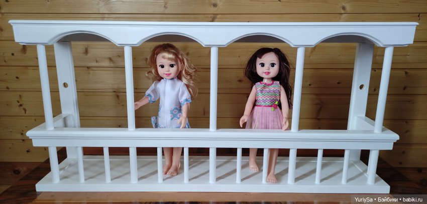 Закрытый кукольный балкон: стильный аксессуар для  комнаты и любимое место для кукол.  Закрытая конструкция для безопасного хранения и защиты от пыли.  Характеристики: Материал- древесина, хвоя.  Краска: LUXENS эмаль акриловая. Цвет-белый.  Размеры: -высота (внутри полки 350 мм) -380 мм; -ширина -800 мм; -ширина -170 мм. Другие размеры и цвет согласовывается при заказе.