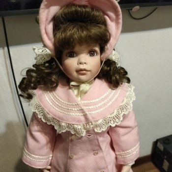 Девочка в розовом пальто