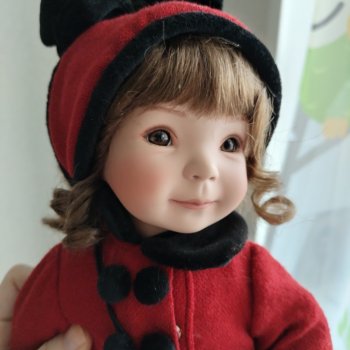 Девочка в красном пальто