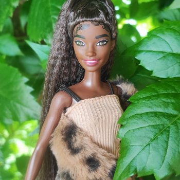 Можно ли стереть с лица челку Барби?