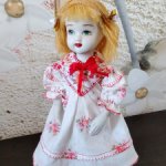 Сувенирная куколка из белого фарфора