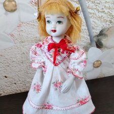 Сувенирная куколка из белого фарфора