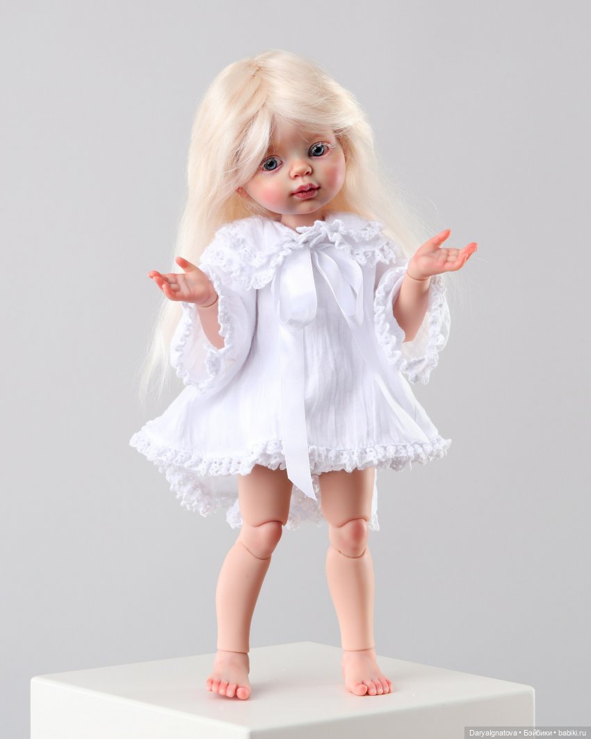 Нежная белокурая Альби