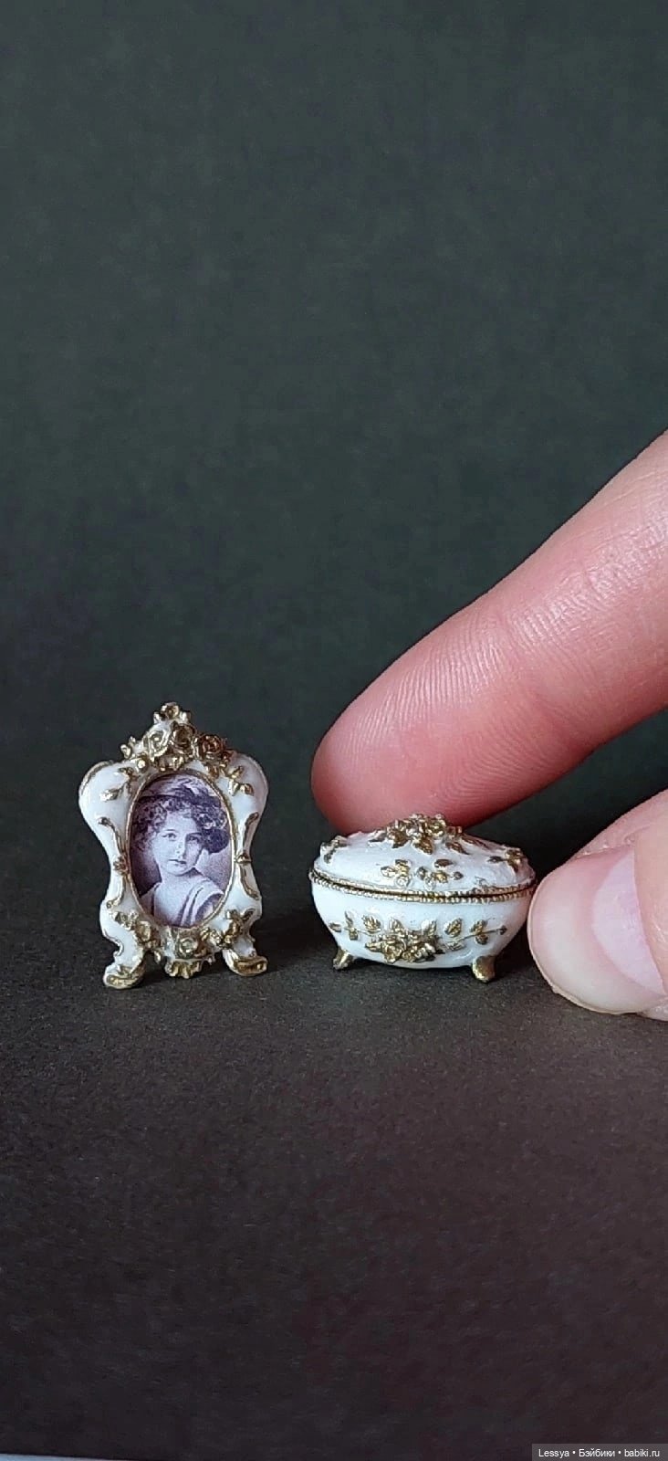 Комплект рамочка и шкатулка в масштабе 1:12, выполнен из полимерной глины, все узоры нанесены и покрашены вручную.