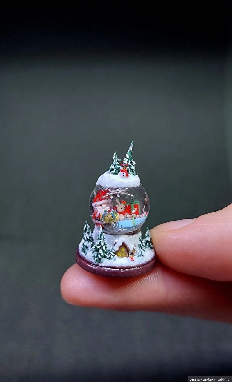 Миниатюрный рождественский снежный шар, выполнен из полимерной глины, внутри заполнен жидкостью с глиттером, как в настоящих снежных шарах!