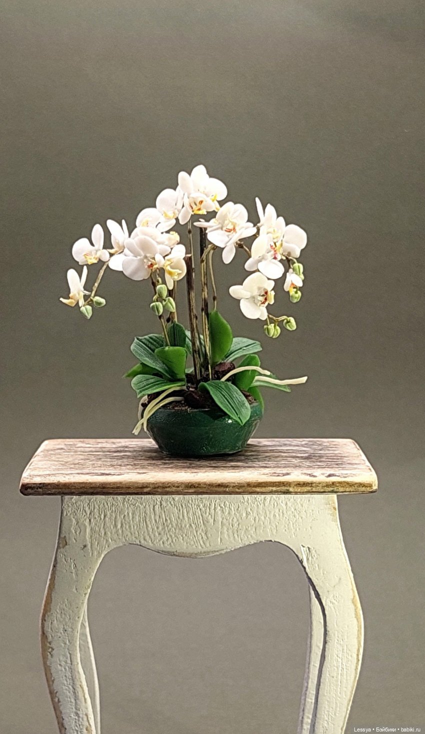 Белоснежная и пышная красавица орхидея в кашпо, масштаб 1:12, выполнена из полимерной глины, все детали гибкие и подвижные