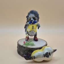 Миниатюрная вязаная игрушка ёжик в ботиночках