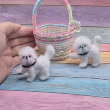 Миниатюрная вязаная игрушка бишончики с корзинкой и сумкой-переноской