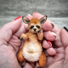 Вязаная миниатюрная игрушка кенгуру Брунгильда