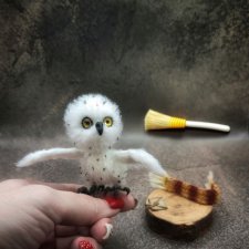 Вязаная полярная миниатюрная совушка