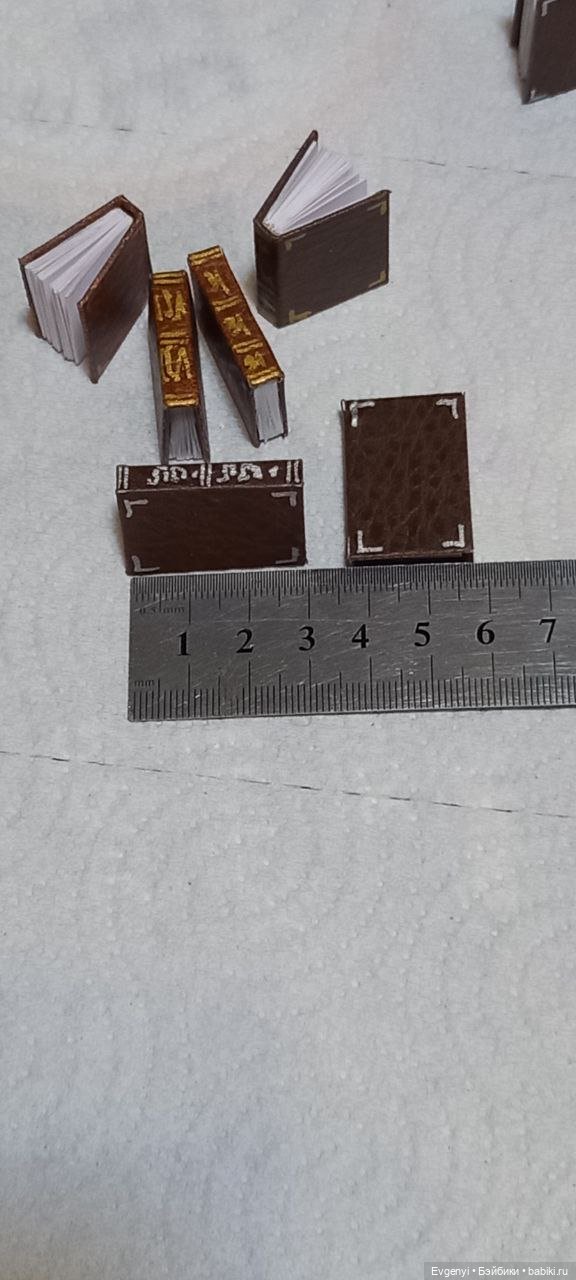 Миниатюра книги для кукольного домика