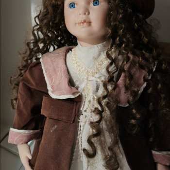 Помогите, пожалуйста,распознать куклы