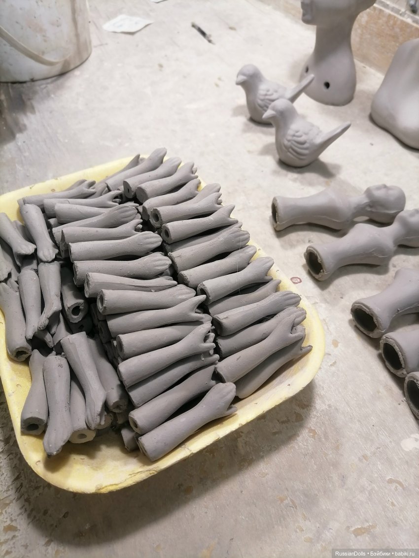 Сырые фарфоровые изделия перед замывкой